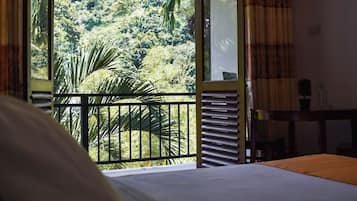 Tabla de planchar con plancha, wifi gratis y ropa de cama
