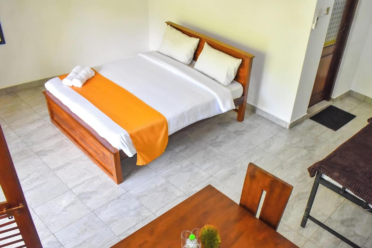 Habitación triple, vista al río | Tabla de planchar con plancha, wifi gratis y ropa de cama 