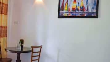 Tabla de planchar con plancha, wifi gratis y ropa de cama