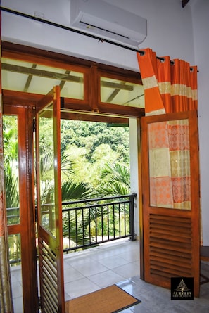 Habitación triple, vista al río | Interior
