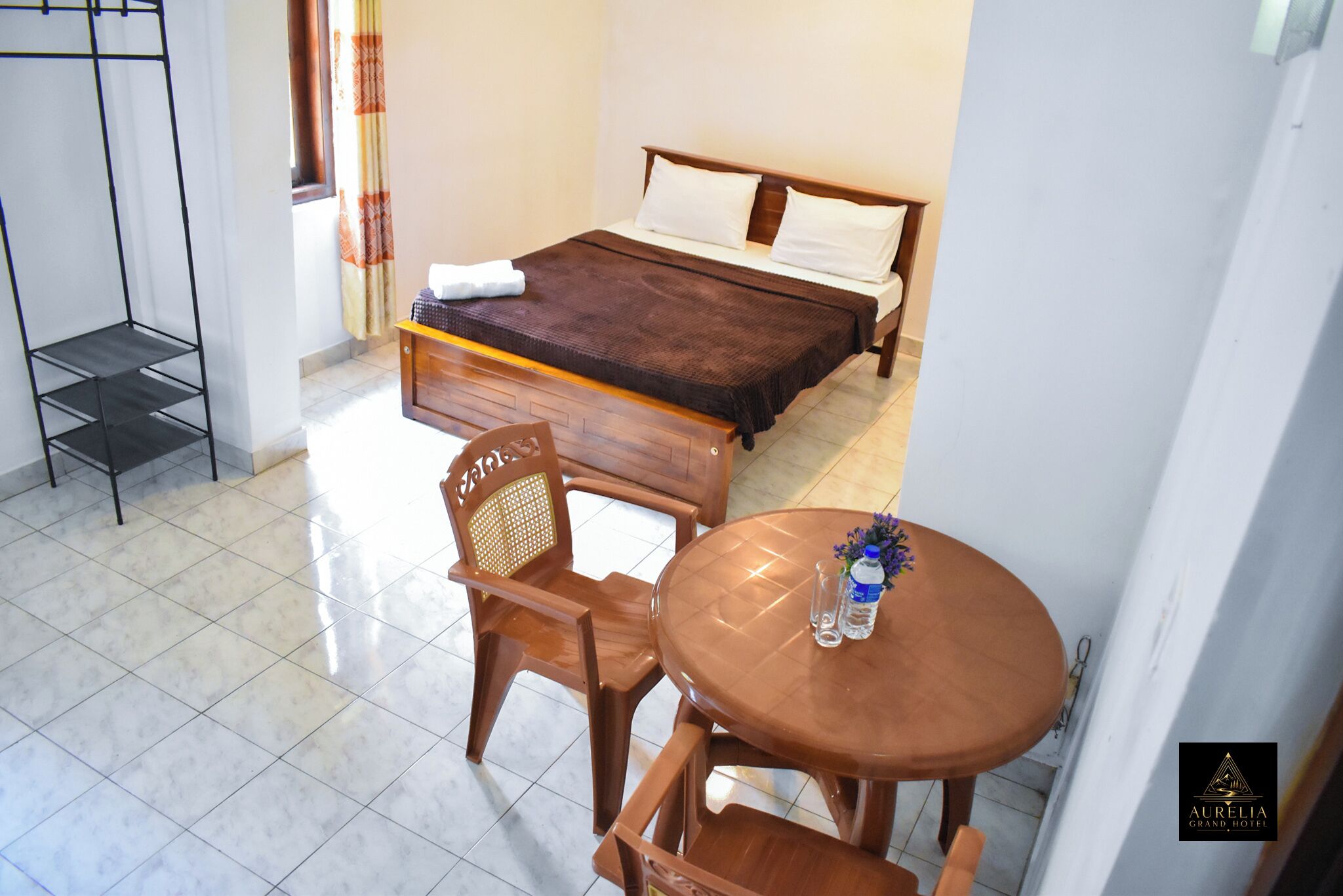 Habitación doble | Tabla de planchar con plancha, wifi gratis y ropa de cama 