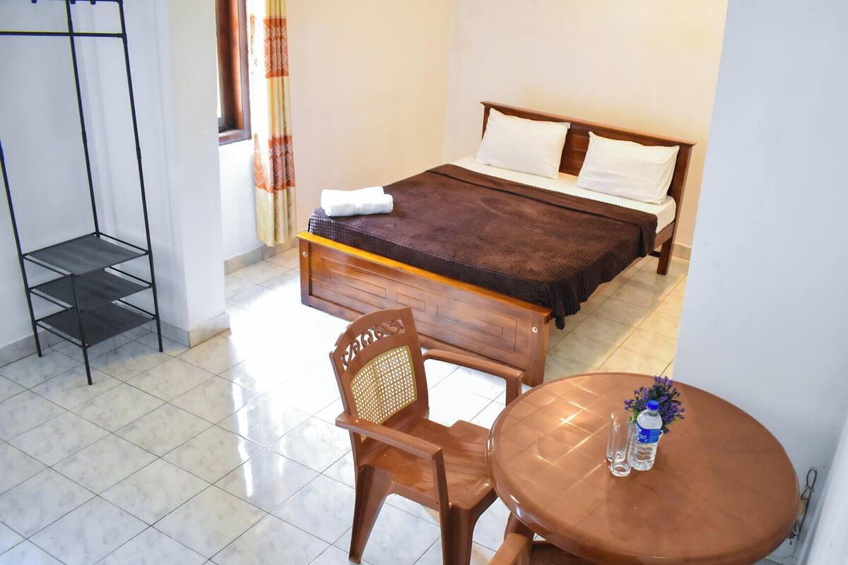Habitación doble | Tabla de planchar con plancha, wifi gratis y ropa de cama 