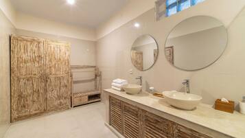 Douche, articles de toilette gratuits, savon, shampoing