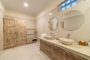 Shower, free toiletries, soap, shampoo - Bougenvia Villa (Badung)