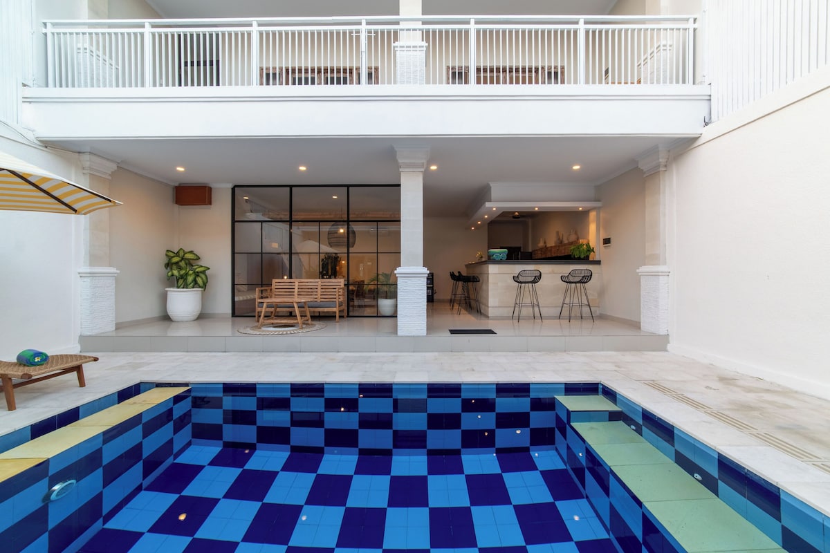 Vila, piscina particular, vista para a piscina | Área de estar | Lareira