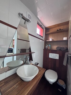 Douche, séchoir à cheveux, serviettes fournies, savon