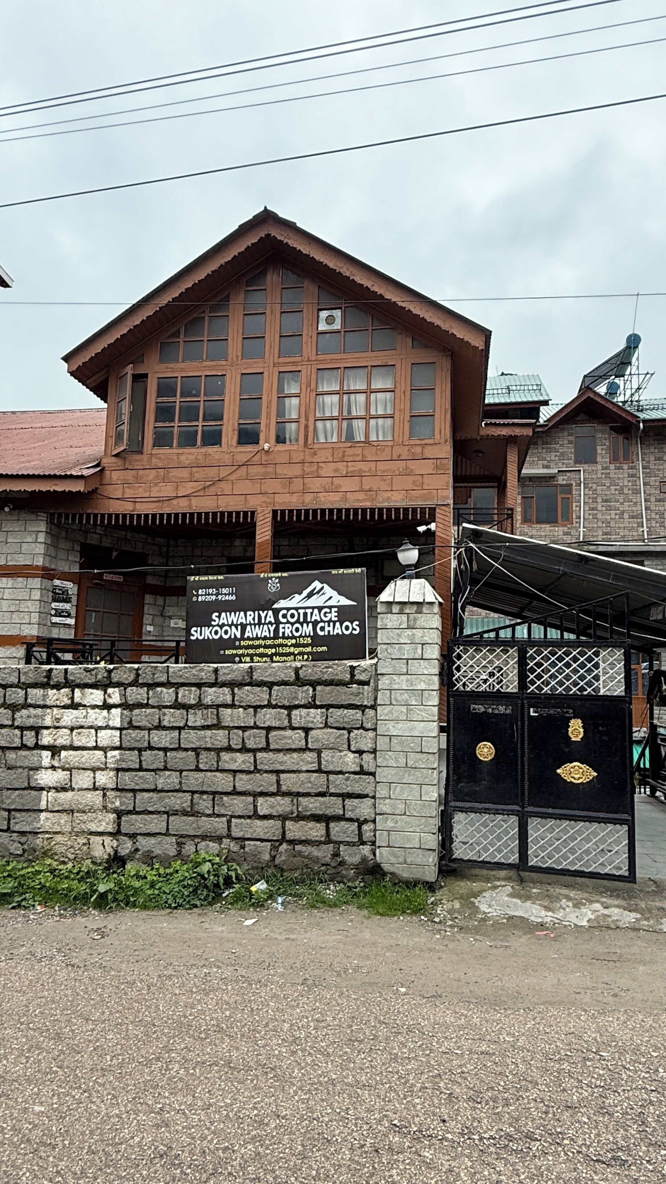Um edifício de dois andares com uma placa anunciando 'SAWARIYA COTTAGE SUKOON AWAY FROM CHAOS'.