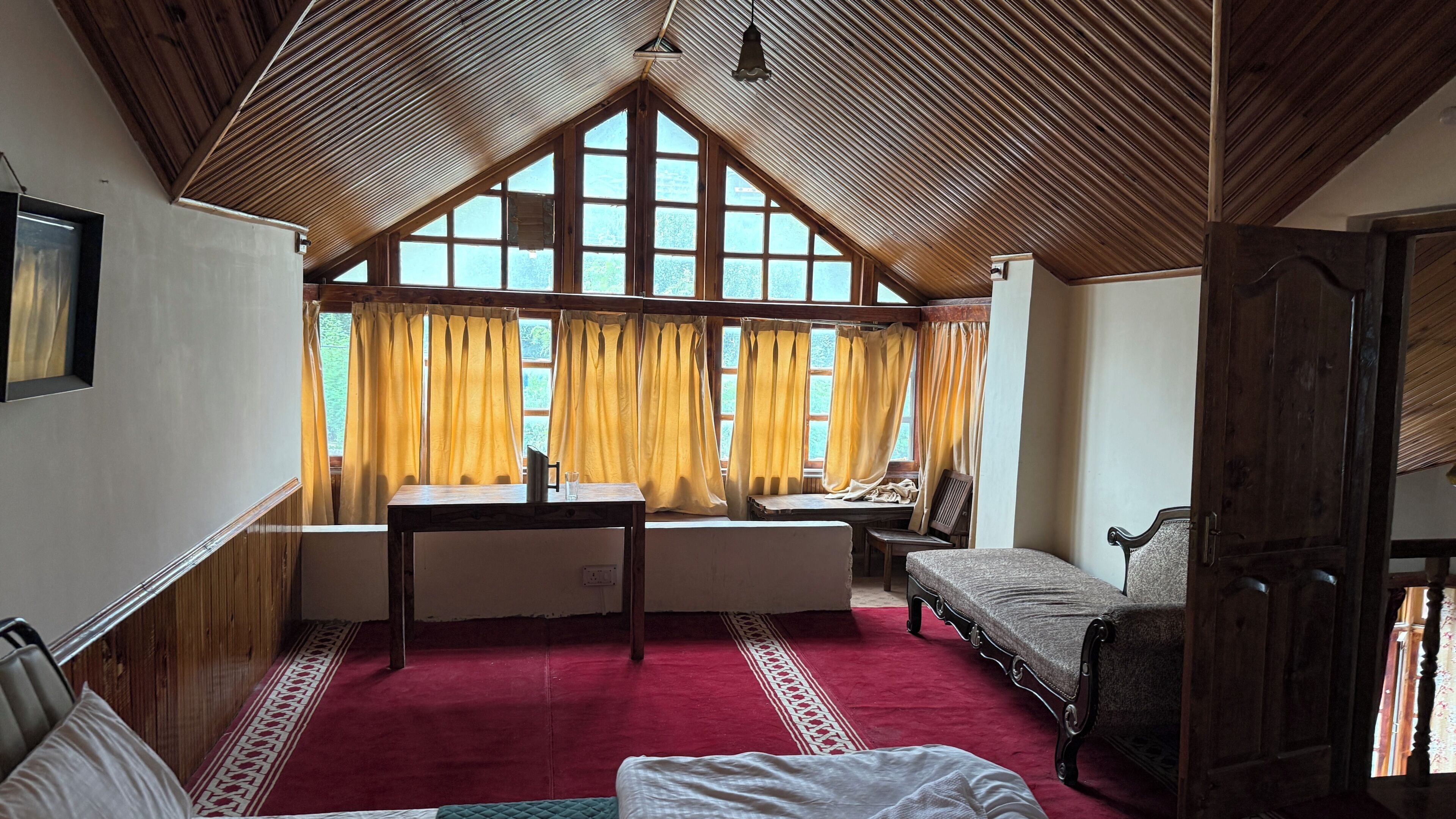 Deluxe Double or Twin Room, Lanai | Living area