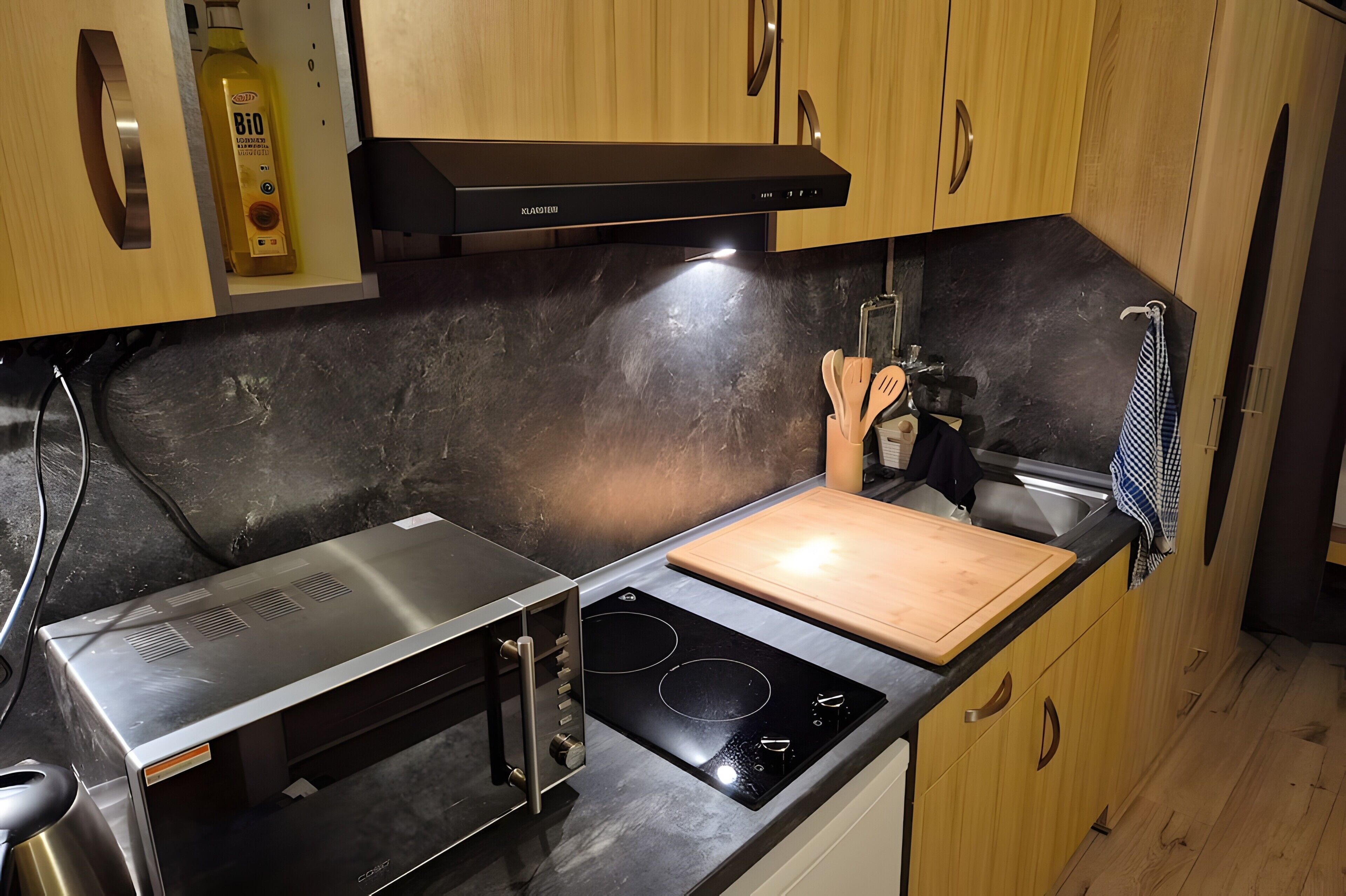 Wasserkocher mit Kaffee-/Teezubehör, Kühlschrank, Mikrowelle, Herdplatte