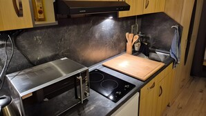 Cafetera y tetera, refrigerador, microondas y parrilla de estufa 