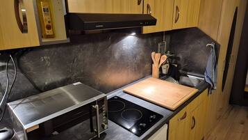 Wasserkocher mit Kaffee-/Teezubehör, Kühlschrank, Mikrowelle, Herdplatte
