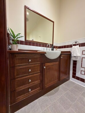 Shower, hair dryer, towels, soap - The Haven B&B Leeton is just minutes walk from the Main Street. (Leeton)