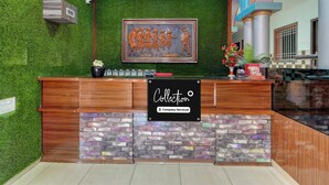 Una recepción con una pared verde, una obra de arte enmarco y un letrero que indica que es una colección de servicios de empresa.