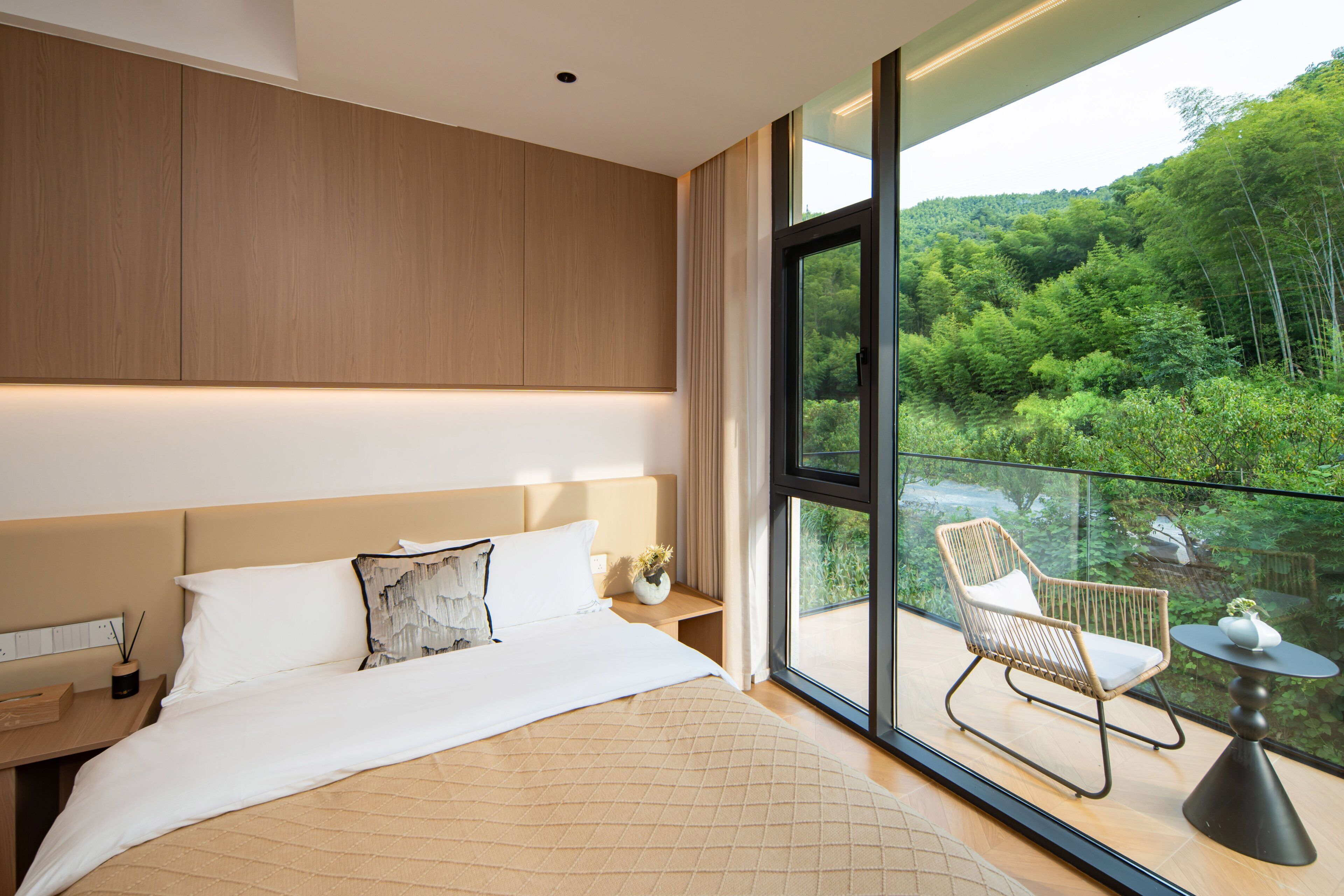 Deluxe Double Room, Beach View | Premium bedding, WiFi (free), bed sheets