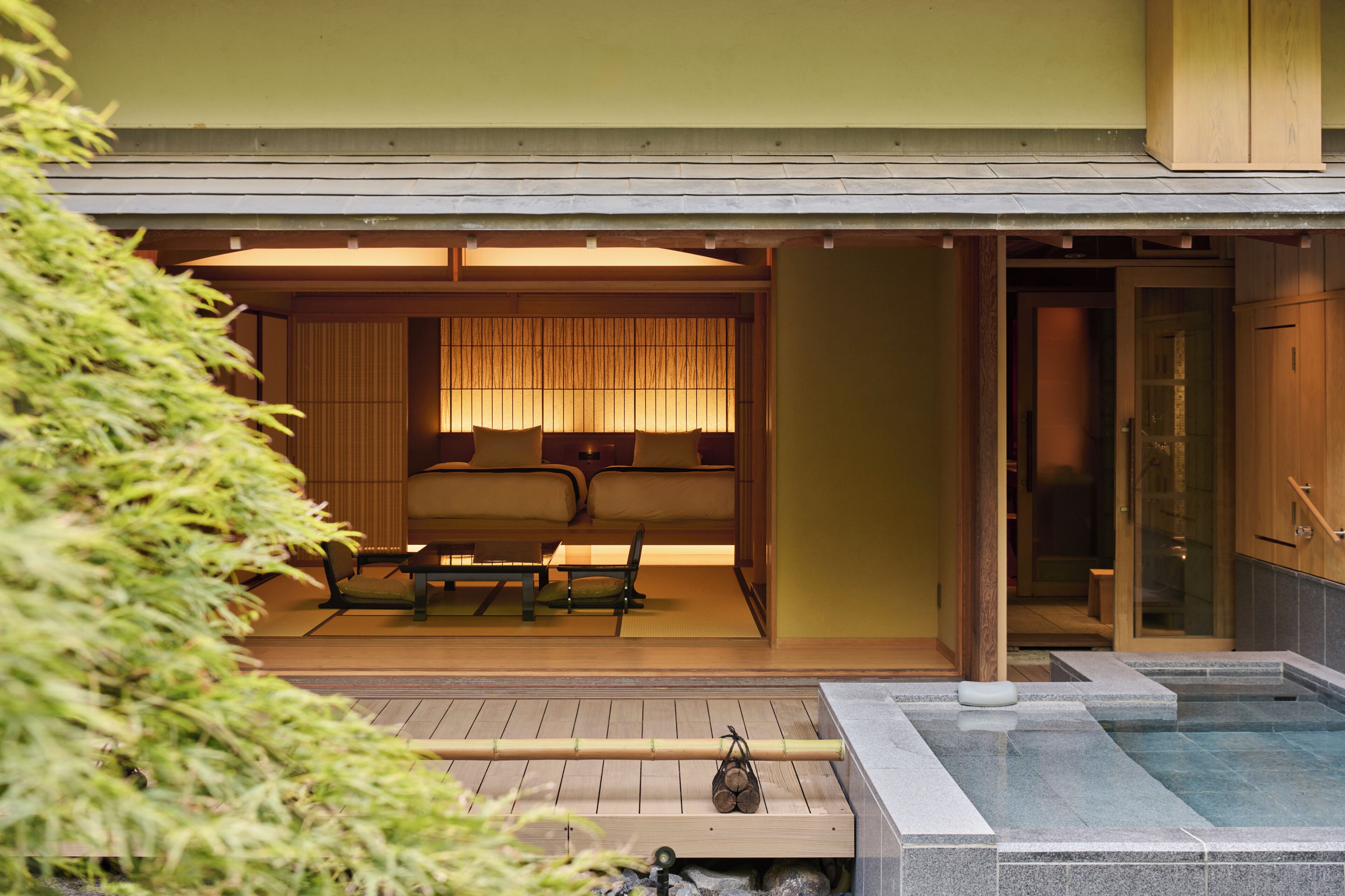 Una habitación japonesa tradicional con suelo de tatami, una mesa baja y cojines.