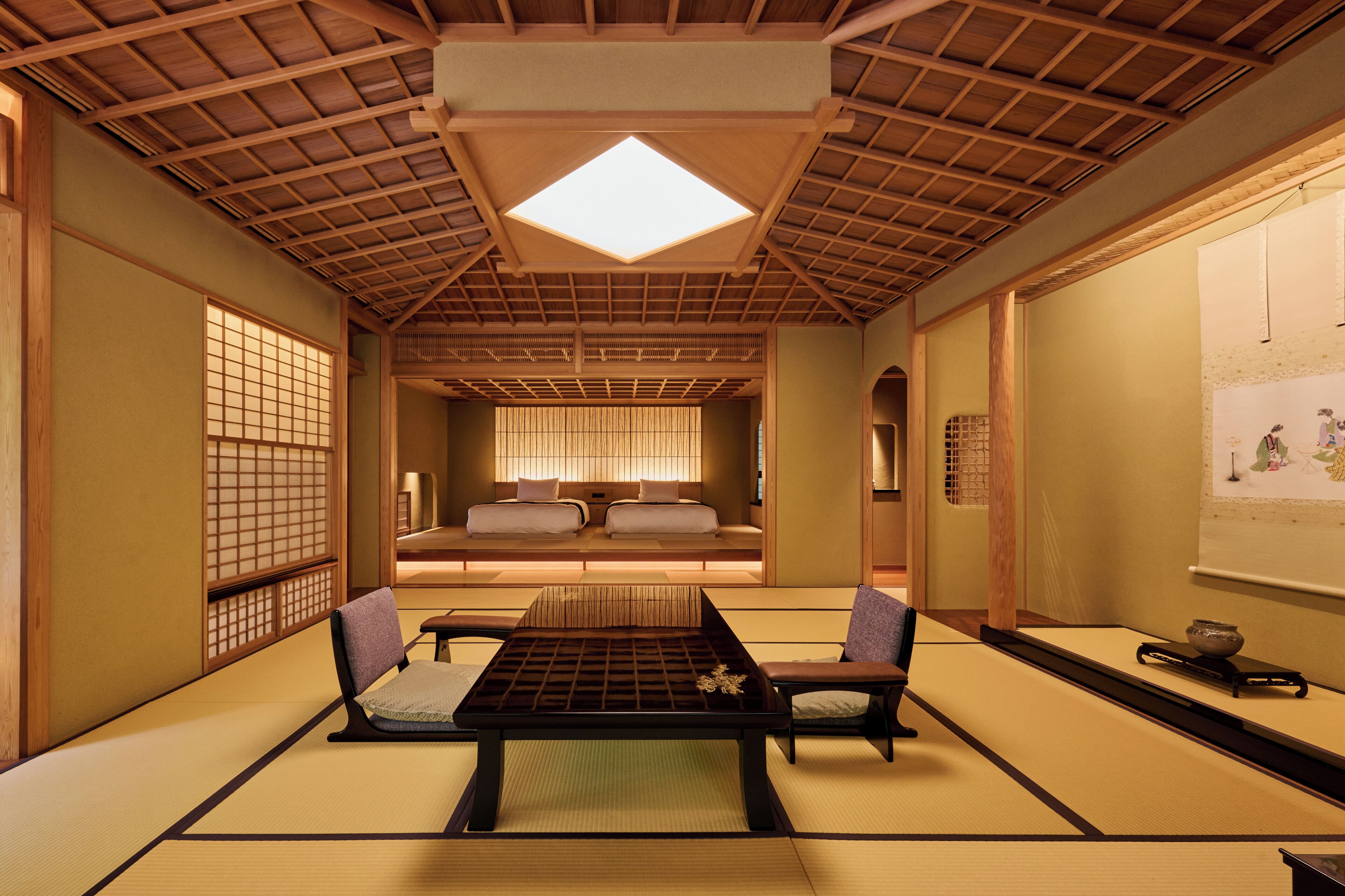 Una habitación japonesa tradicional con suelo de tatami, una mesa baja y un futón.