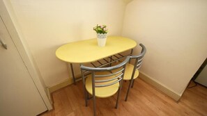 Basic-dobbeltværelse - 1 dobbeltseng - ikke-ryger - terrasse | Spiseområde