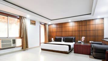 Basic Suite | Desk, free WiFi
