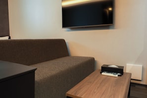 Estudio estándar | Zona de estar | Smart TV de 50 pulgadas con canales digitales