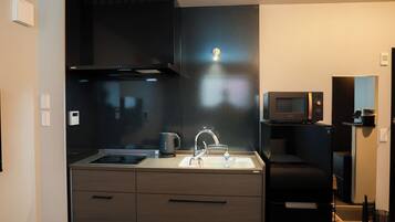 Estudio estándar | Cocina privada | Frigorífico, microondas y utensilios de cocina
