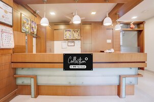 Una mesa de recepción con un cartel que indica que el servicio lo proporciona OYO.