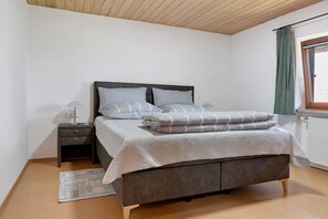 Room - Holiday Home 'Am See' with Lake View, Private Terrace and Wi-Fi (Bad Bayersoien)