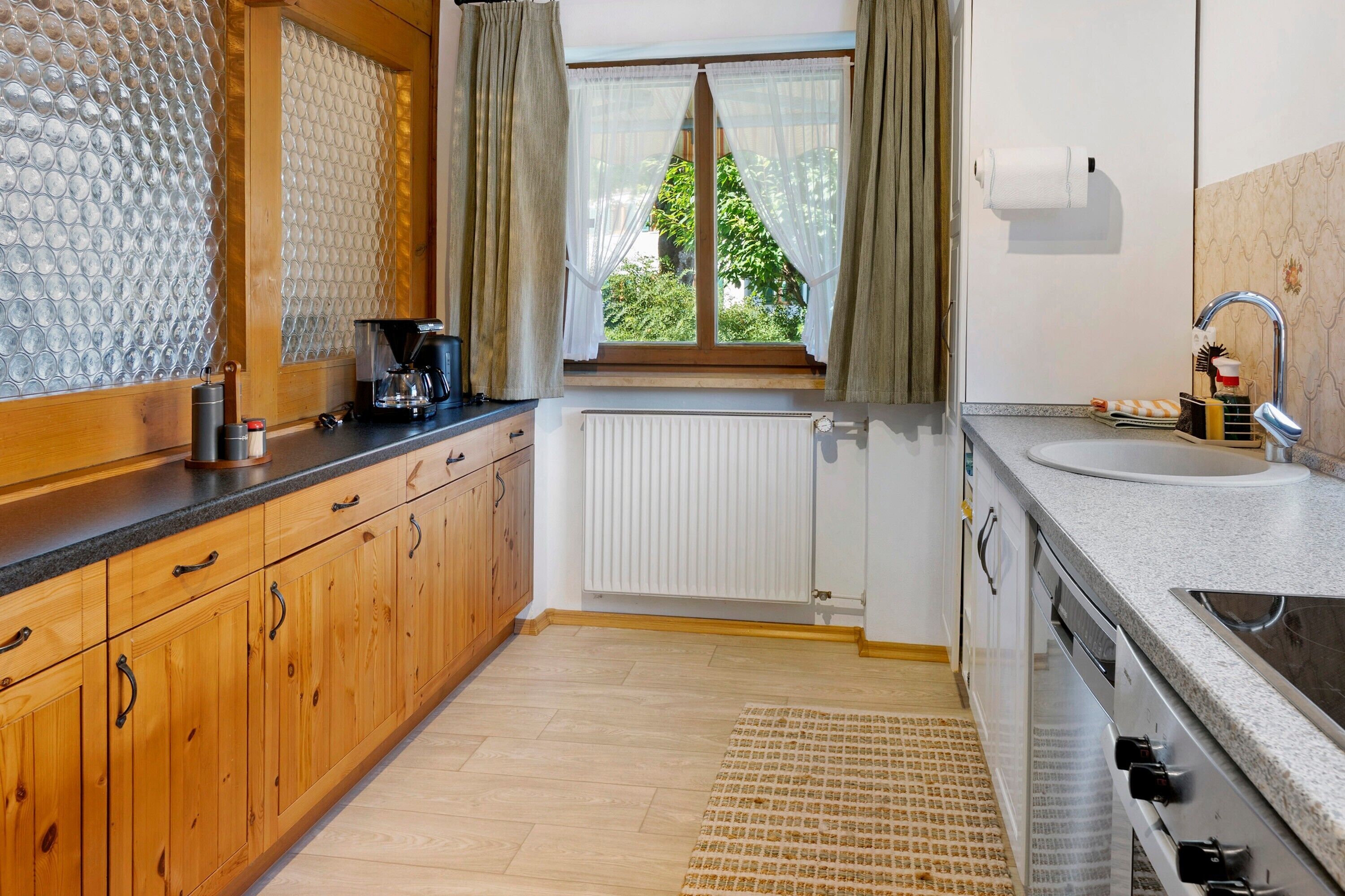 Coffee/tea maker, fridge, oven, stovetop