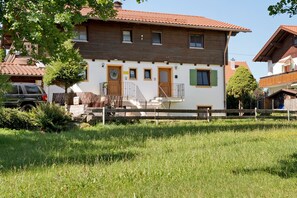 Exterior - Holiday Home 'Am See' with Lake View, Private Terrace and Wi-Fi (Bad Bayersoien)