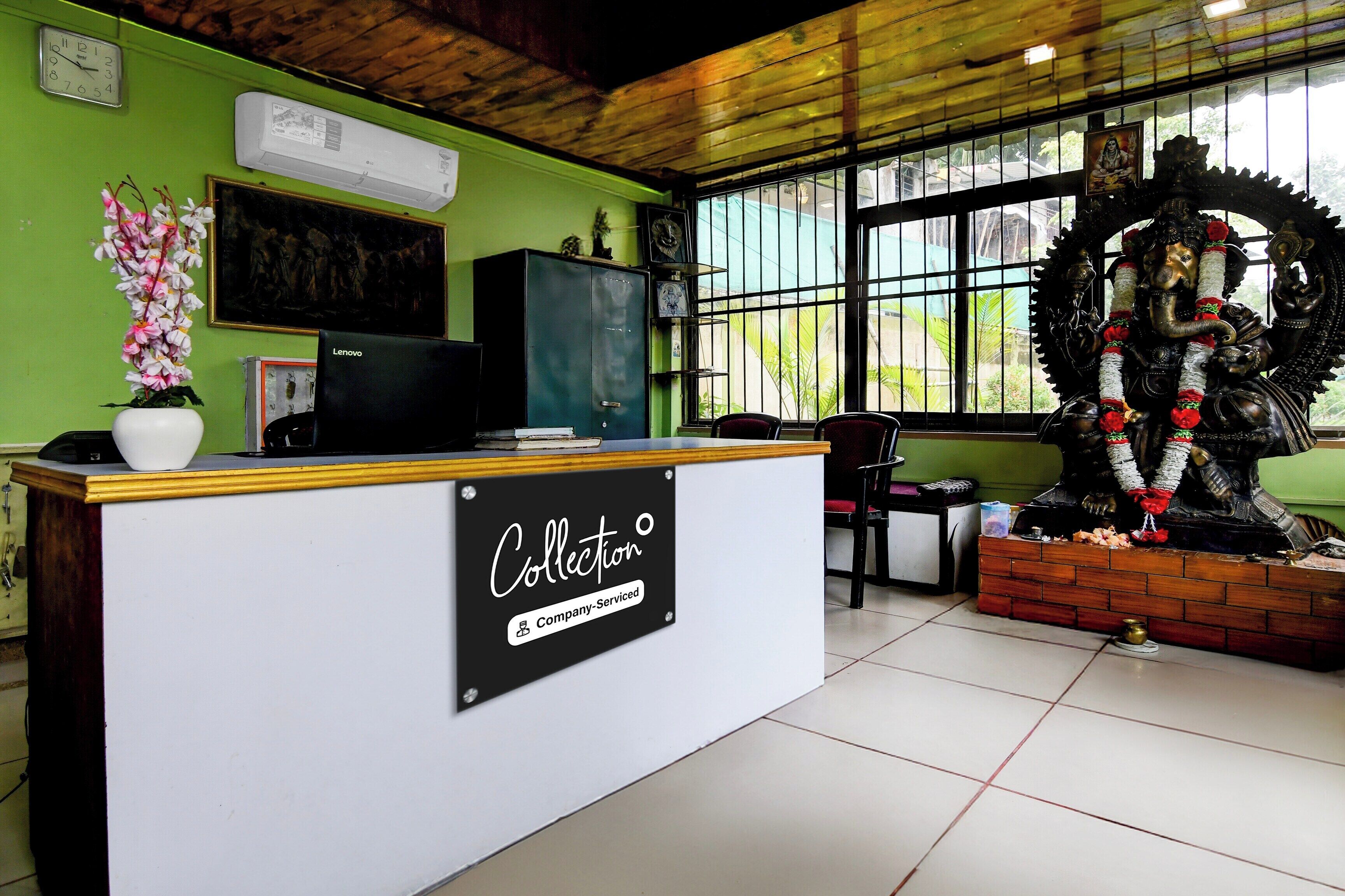 Uma mesa de recepção com uma placa que diz 'Collection Company-Serviced'.