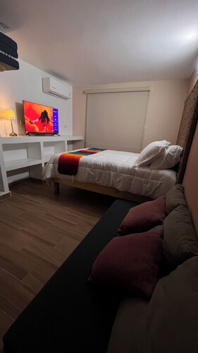 Superb 6-bedroom Full House with AC in vibrant La Paz