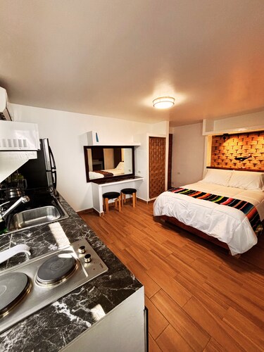 Superb 6-bedroom Full House with AC in vibrant La Paz