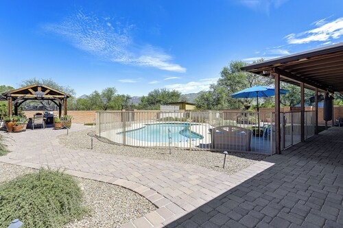 7 Mi to Saguaro Nat’l Park! Mtn-View Haven w/ Pool