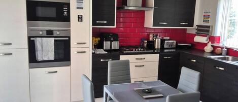 Wasserkocher mit Kaffee-/Teezubehör, Kühlschrank, Mikrowelle, Ofen
