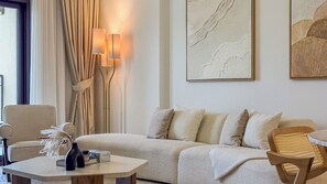 Ein modernes Wohnzimmer mit einer Couch, einem Couchtisch und einer Lampe.