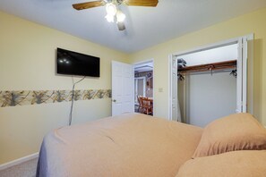 1 bedroom, Internet, bed sheets - Shared BBQ Area & Pool! Cozy Home in Lake Charles (Lake Charles)