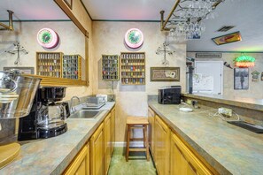 Coffee/tea maker, fridge, microwave, dishwasher - Shared BBQ Area & Pool! Cozy Home in Lake Charles (Lake Charles)
