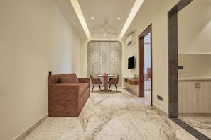 Deluxe Double Room | Interior - Hotel Golden Place 325E (Gurugram)