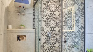 Deluxe Double Room | Bathroom | Free toiletries, towels, soap, shampoo - Hotel Golden Place 325E (Gurugram)