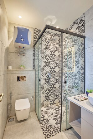 Deluxe Double Room | Bathroom | Free toiletries, towels, soap, shampoo - Hotel Golden Place 325E (Gurugram)