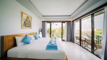 Une chambre spacieuse avec un grand lit, une vue sur l’extérieur et un plafond doté d’un éclairage encastré.