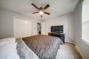 A bedroom with a bed, a ceiling fan, a dresser, and a television. - 3 Mi to Mill Creek Parks - Pet Friendly! (Youngstown)