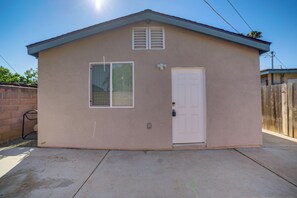 A single-story building with a gabled roof, a front door, and a window. - 4 Mi to Riverside Medical Center! Extended Getaway (Riverside)