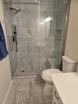 Toallas, jabón, papel de baño 