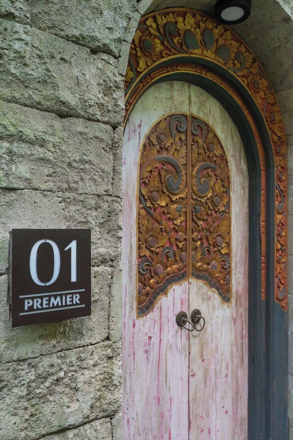 Puerta con intrincados relieves y un letrero que indica '01 PREMIER'.