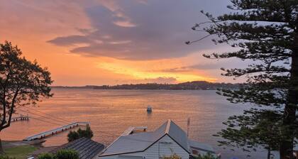 Waterfront cottage on lake Macquarie. Enjoy fishing, boating and swimming.