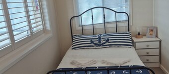 Waterfront cottage on lake Macquarie. Enjoy fishing, boating and swimming.