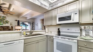 Eine moderne Küche mit integriertem Mikrowellenherd, Backofen und Geschirrspüler.
