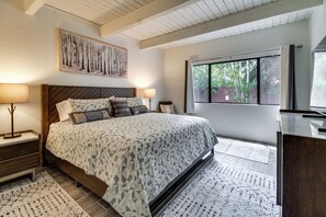 A bedroom with a bed, two bedside tables, a window, and a painting on the wall. - Great for Families! Pinetop Sanctuary w/ Patio (Pinetop)