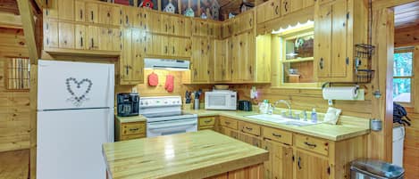 Coffee/tea maker, fridge, microwave, stovetop