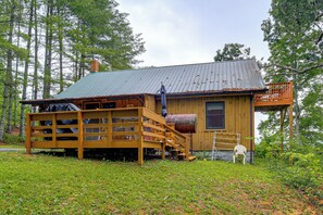 A cabin with a wooden deck, a metal roof, and a small porch. - Rustic Cabin w/ Phoenix Mtn Views & Trail Access! (Lansing)